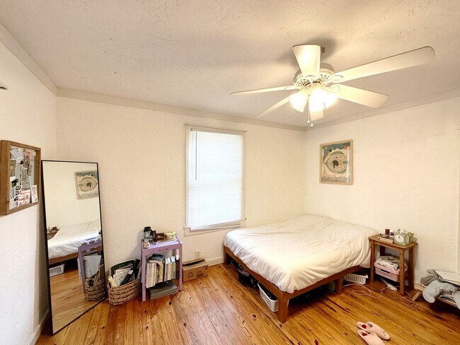 Building Photo - Lovely 2 Bedroom, 1 Bathroom Home in Fifth Avenue Neighborhood (w/ Study)