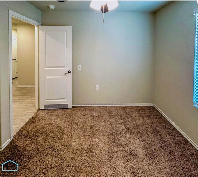 Building Photo - Bright & Move-In Ready 3 Bed / 2 Bath Home...