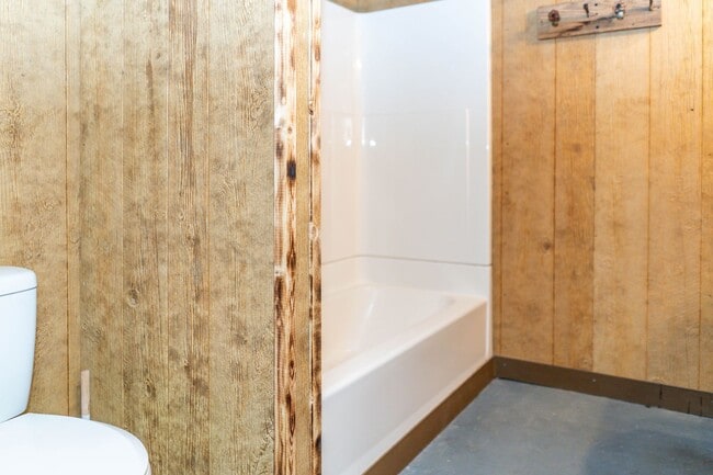 Building Photo - Spacious 2 bedroom 2 bath house