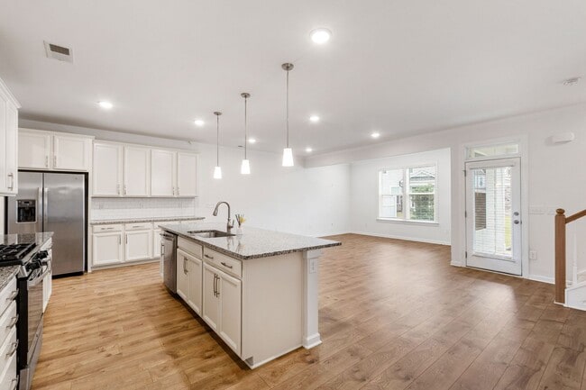 Building Photo - Beautifully Appointed Townhome in Prime Ho...