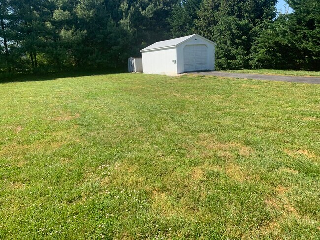 Building Photo - 142 Trillium Dr