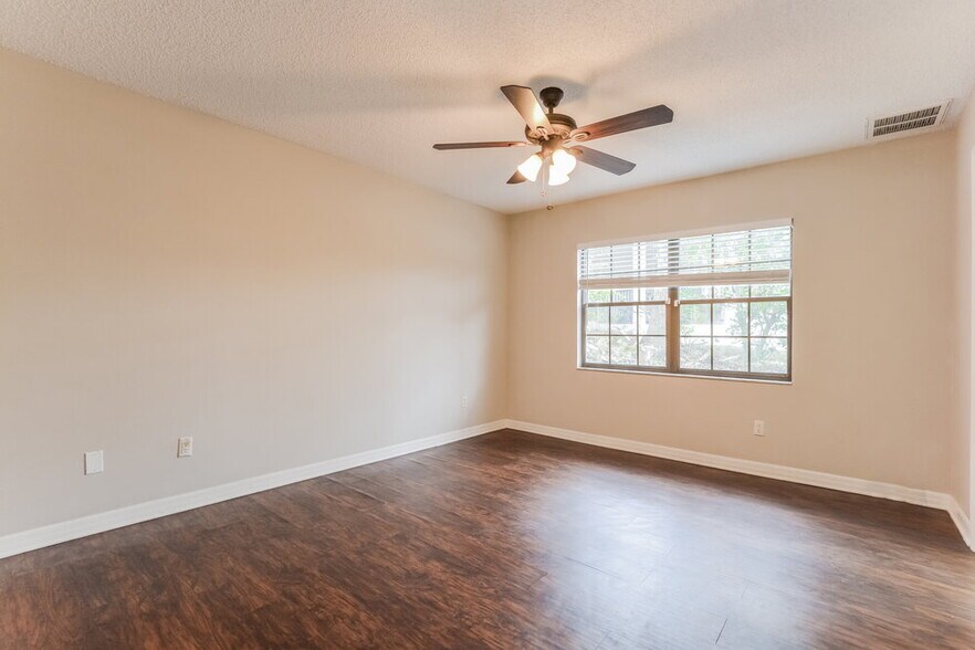 Building Photo - 1546 Lake Marion Dr