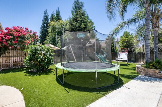 Building Photo - 9427 N Winery Ave