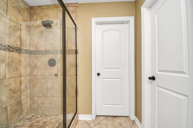 Building Photo - 6714 Albion Cresent Dr