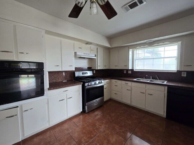 Building Photo - 1903 Britton St