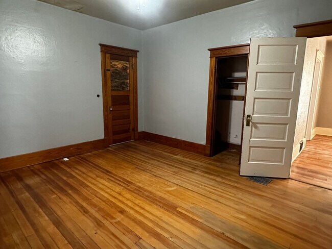 Building Photo - Beautiful 5 Bedroom, 2 Bath in Prime Location Near Campus