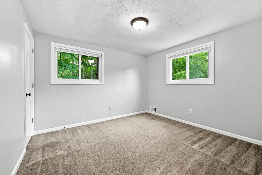 Building Photo - 56 Pointview Rd