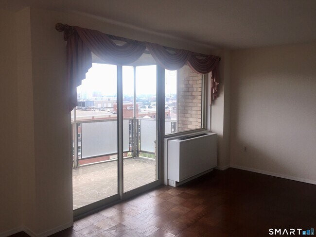 Building Photo - 1 Strawberry Hill Ct