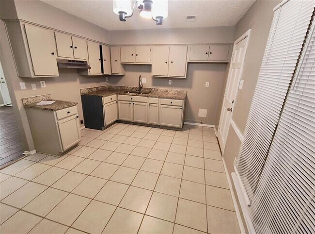 Building Photo - 3394 Bestway Dr