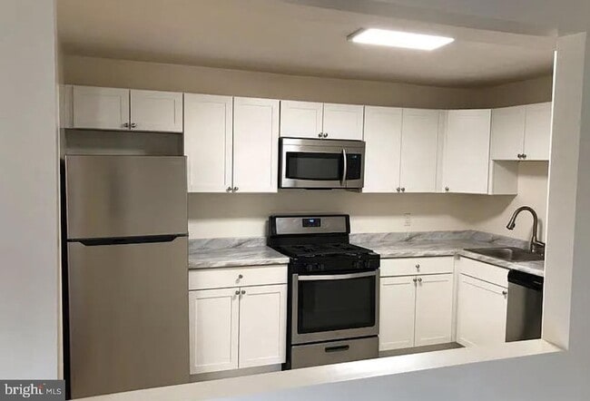 Building Photo - 884 Quince Orchard Blvd