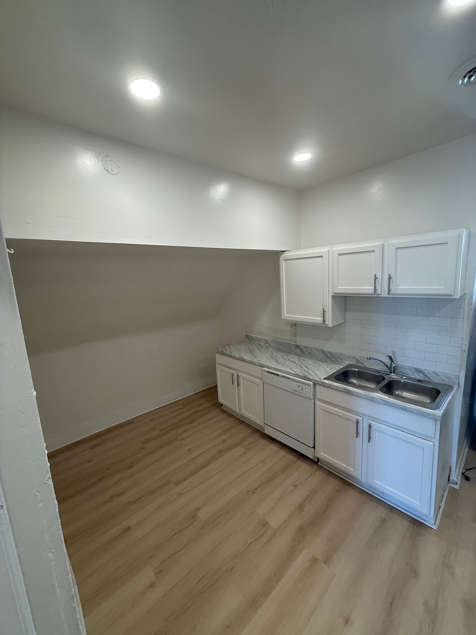 Building Photo - 2016 W Clybourn St