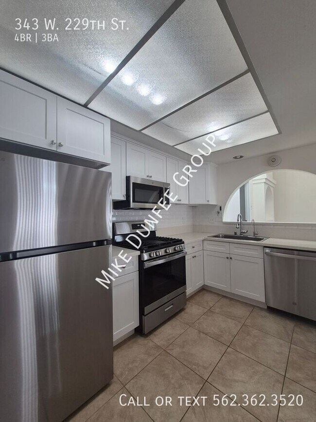 Building Photo - 343 W 229th St