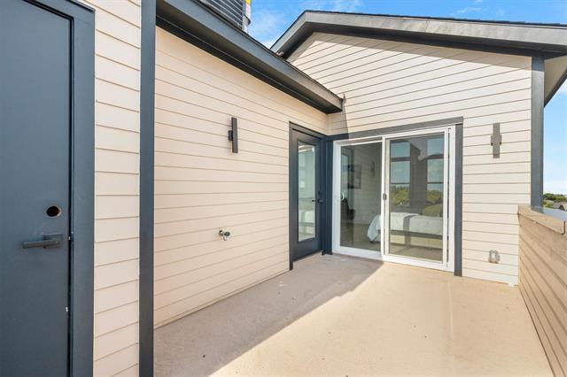 Building Photo - 723 W 10th St