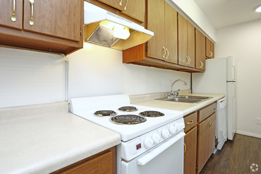 3 BR, 1 BA - kitchen - Colony Court