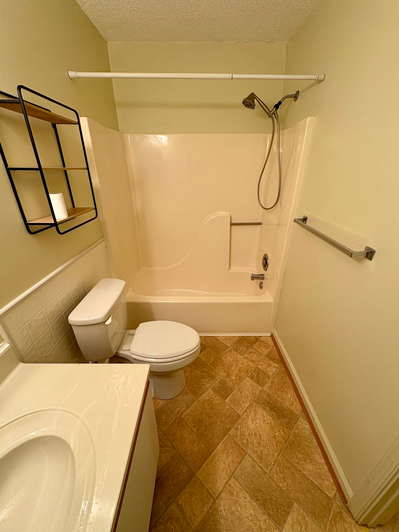 Hall bathroom with view of shower/tub - 208 Quarter Trl