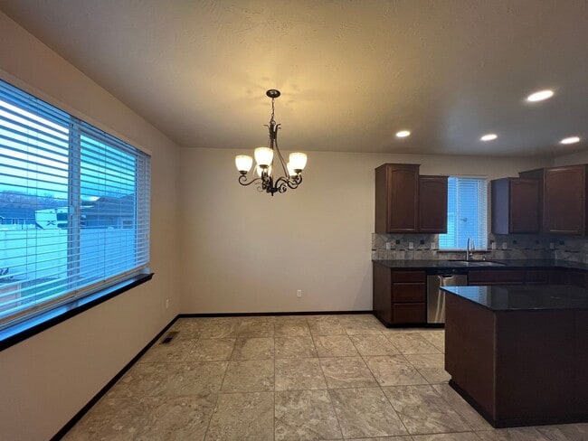 Building Photo - Move in special $400 off first months rent!