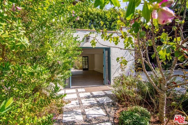 Building Photo - 552 Wilcox Ave