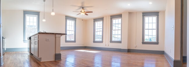 Building Photo - 204 Jefferson Ave N