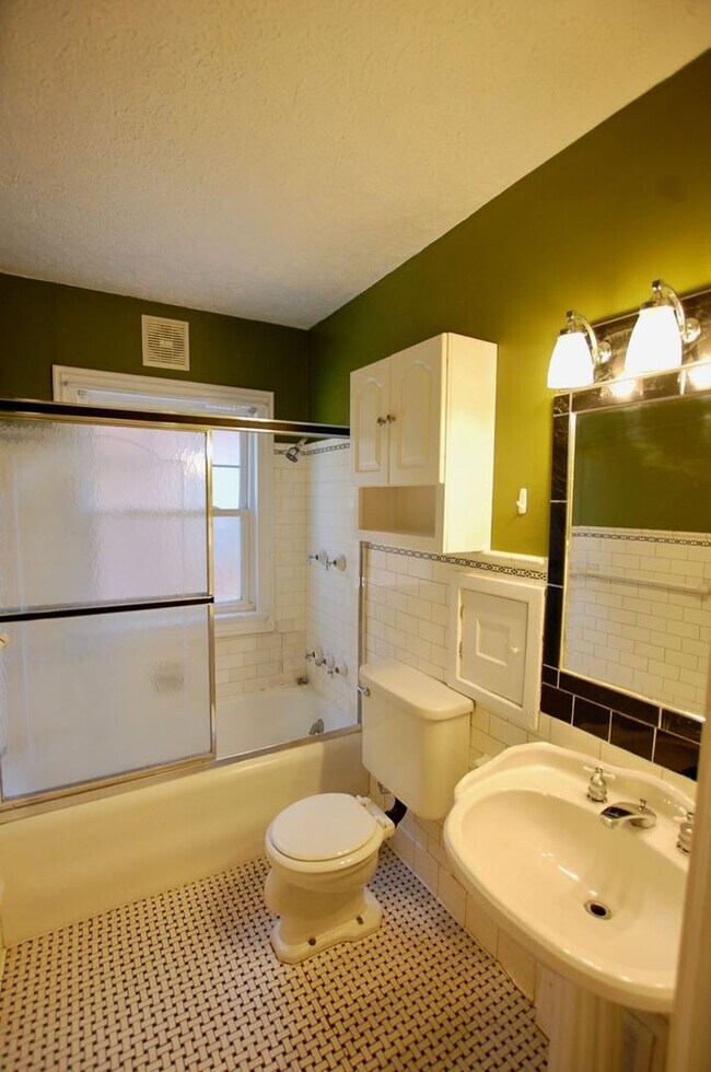 Building Photo - Pristine first floor unit!