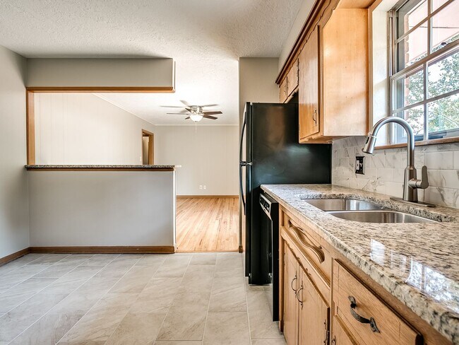 Building Photo - 908 Birch Dr
