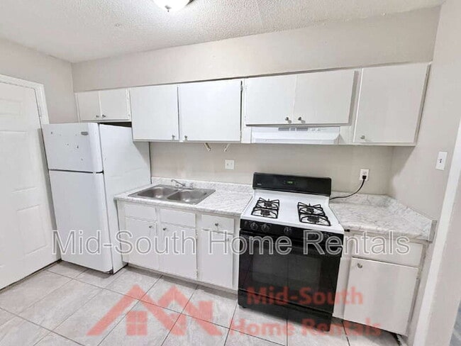 Building Photo - 4077 Forest View Dr