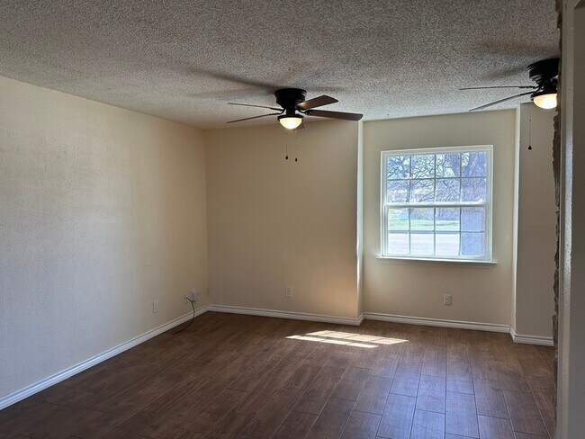 Building Photo - 204 E Rucker St