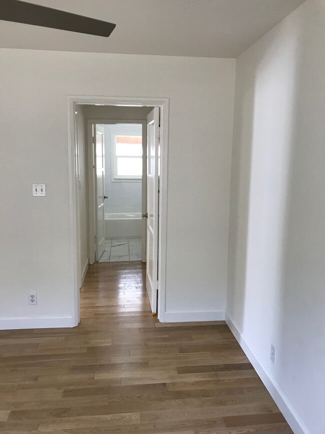 Building Photo - 12936 Moorpark St