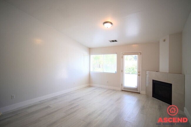 Building Photo - Lovely Home in Southwest Bakersfield!-SOLA...