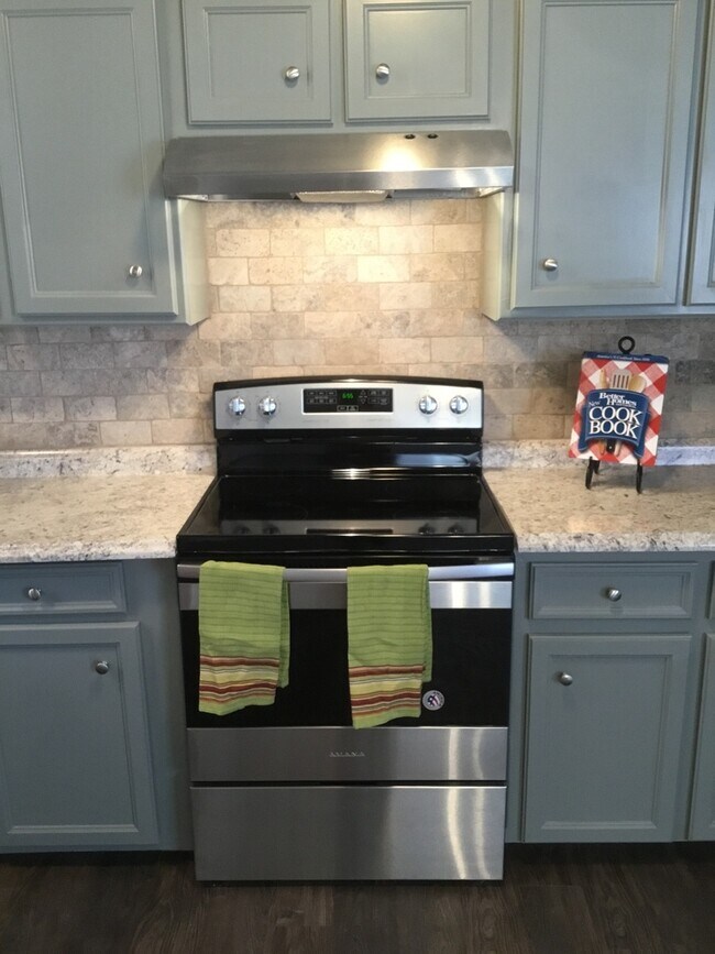 Building Photo - COLLEGE PROPERTY---PRE-LEASING FOR AUGUST! Amazing Updates! 3 bedroom 2 bath