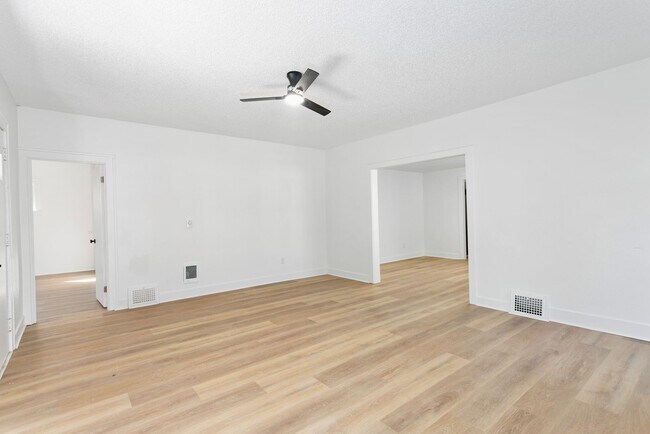 Building Photo - Beautiful 3 bd home close to the hospital