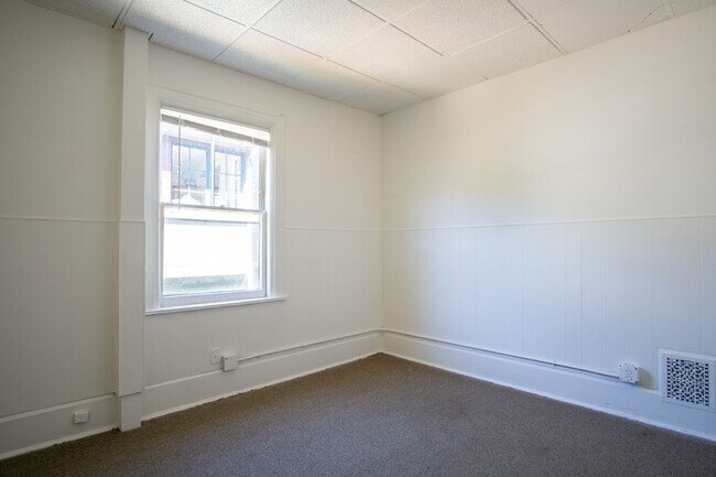 Building Photo - Top-Floor Corner SRO in Vintage Building Y...