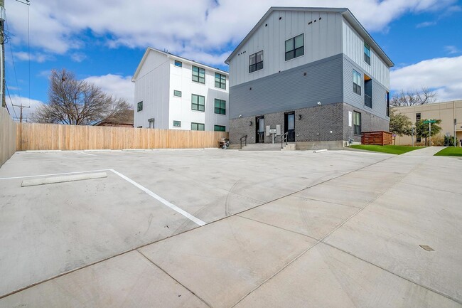 Building Photo - 2944 Forest Park Blvd