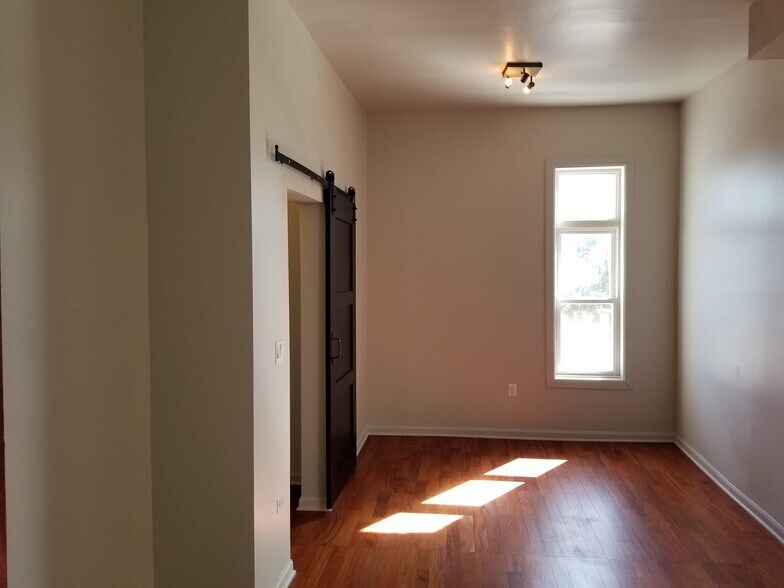 Living Room - 2511 W North Ave