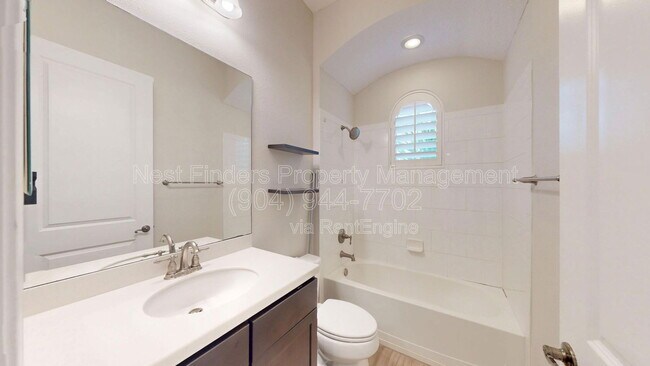 Building Photo - 628 Town Plaza Ave