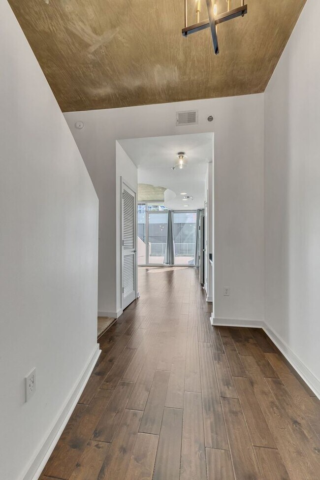 Building Photo - Stunning condo in the heart of SoBro at the Encore! Beautiful 1 bed, 1 bath on the amenity floor ...