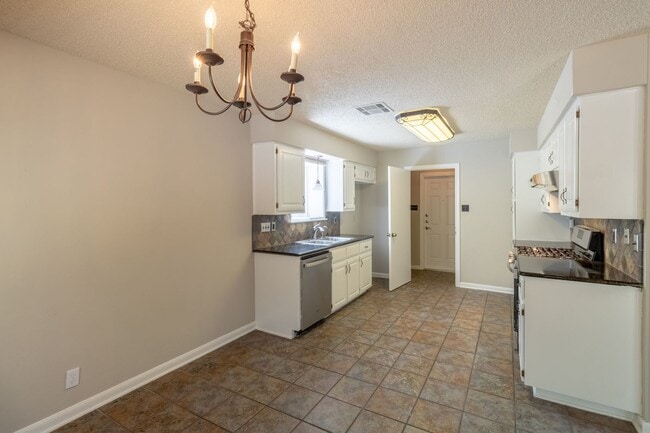 Building Photo - Gorgeous 3 Bedroom, 2 Bathroom Home in Aus...