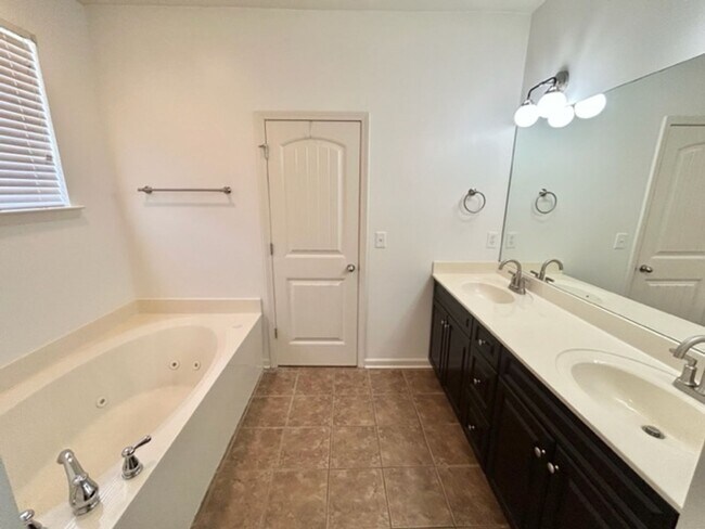 Building Photo - Beautiful 4 Bedroom 3 Bath Home in Lake Forest!