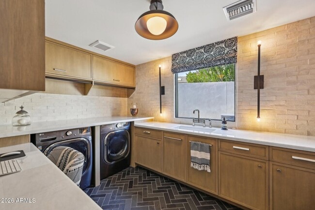 Building Photo - 9899 N 79th Way