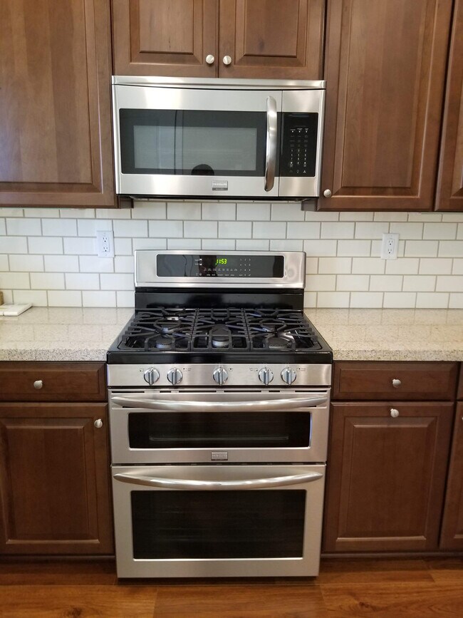 Building Photo - ALMOST NEW, SUPER CLEAN 2 BED, 2.5 BATHS, WOOD FLOORS, STAINLESS STEEL APPLIANCES, CLUBHOUSE WITH...