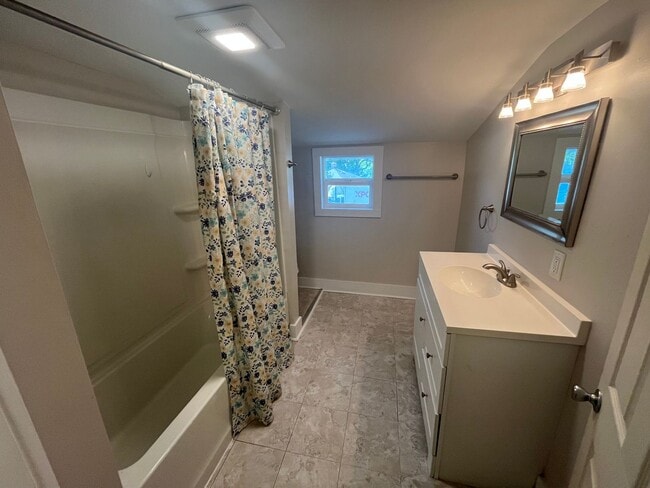 Building Photo - 3-bedroom, 1.0 bathroom Home near downtown Niles