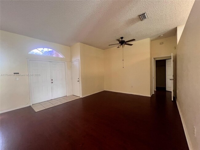 Building Photo - 635 SE 28th Ln