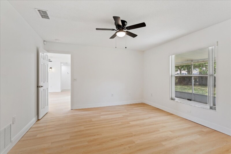 Building Photo - 311 Pine Tree Dr