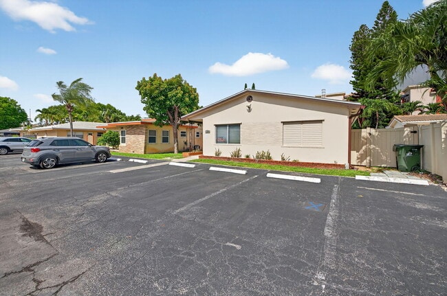 Building Photo - 1037 N Victoria Park Rd