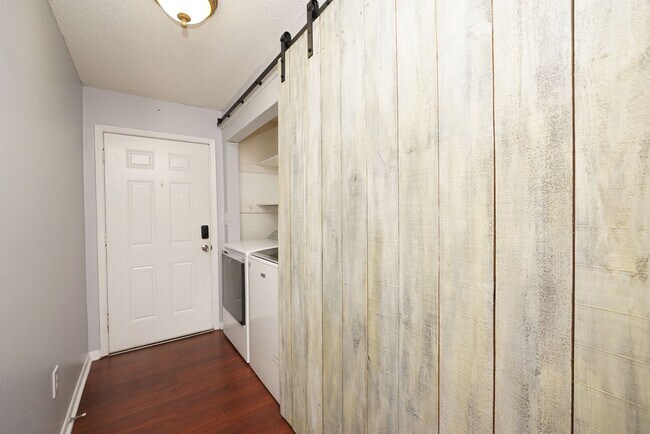 Building Photo - 116 Country Club Dr