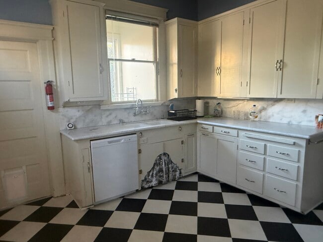 Building Photo - 92 N Fir St