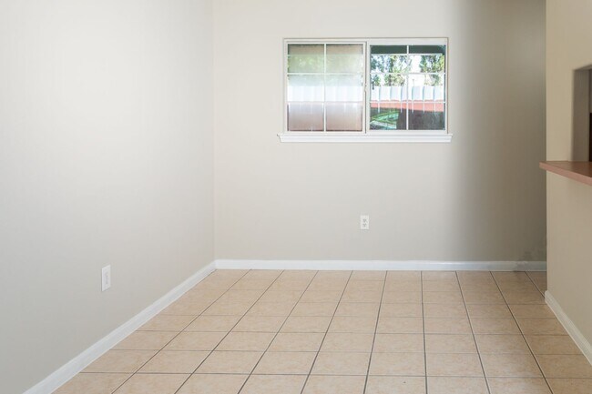 Building Photo - 815 Tidwell Rd