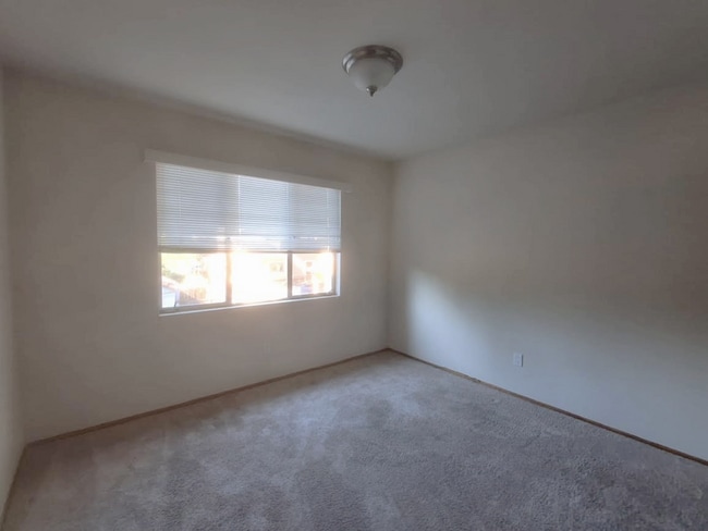 Building Photo - 536 Hawthorne Ave