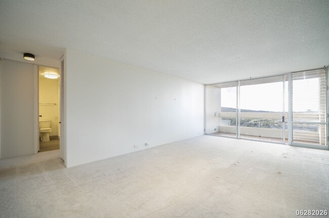 Building Photo - 2 Bd/2 Ba/1 Parking Condo in Banyan Tree Plaza, Honolulu