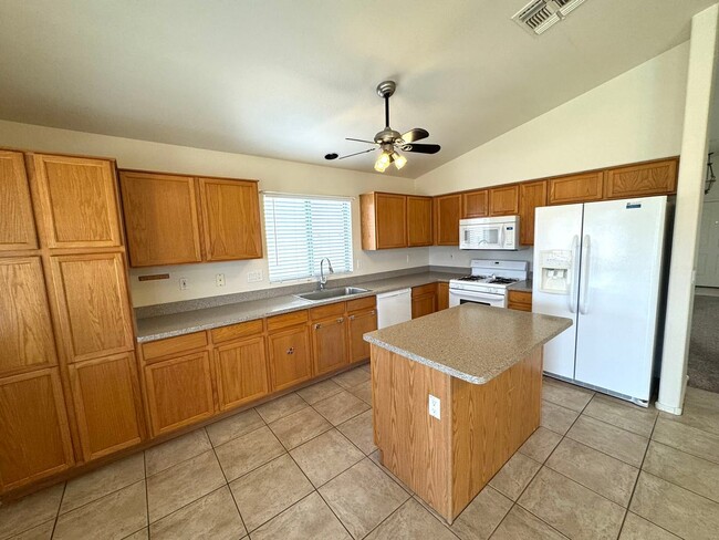 Building Photo - 3 bedroom plus den, 2 bath, on the golf co...