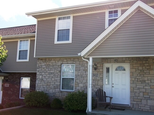 Building Photo - 3 bedroom, 2.5 bath townhome